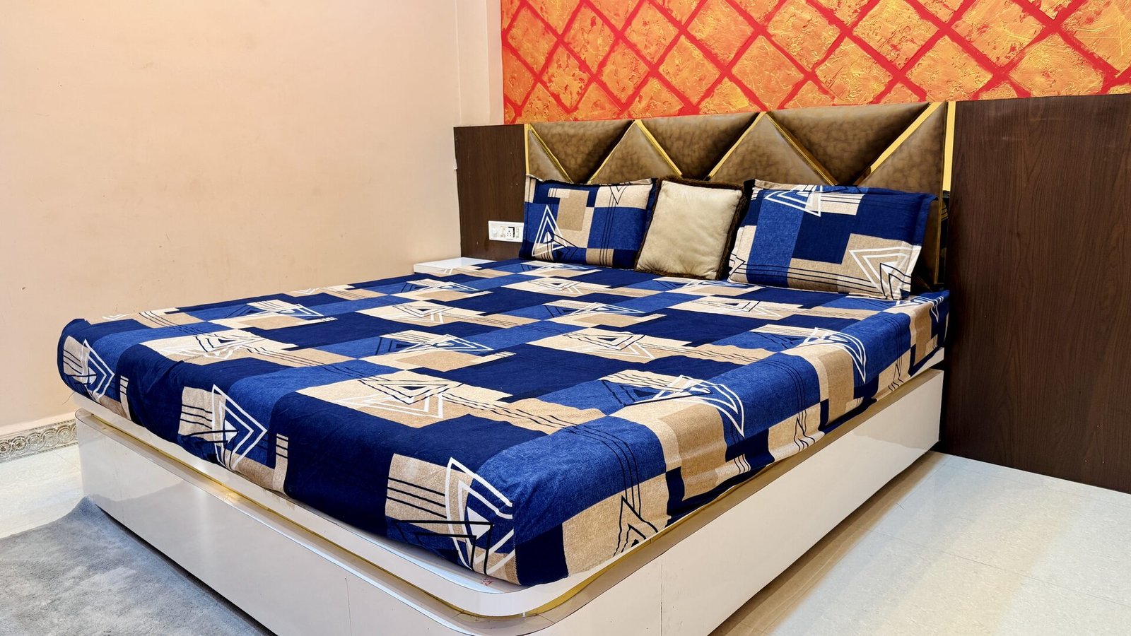 Double Bed Non AC room interior at Manu Family Guest House